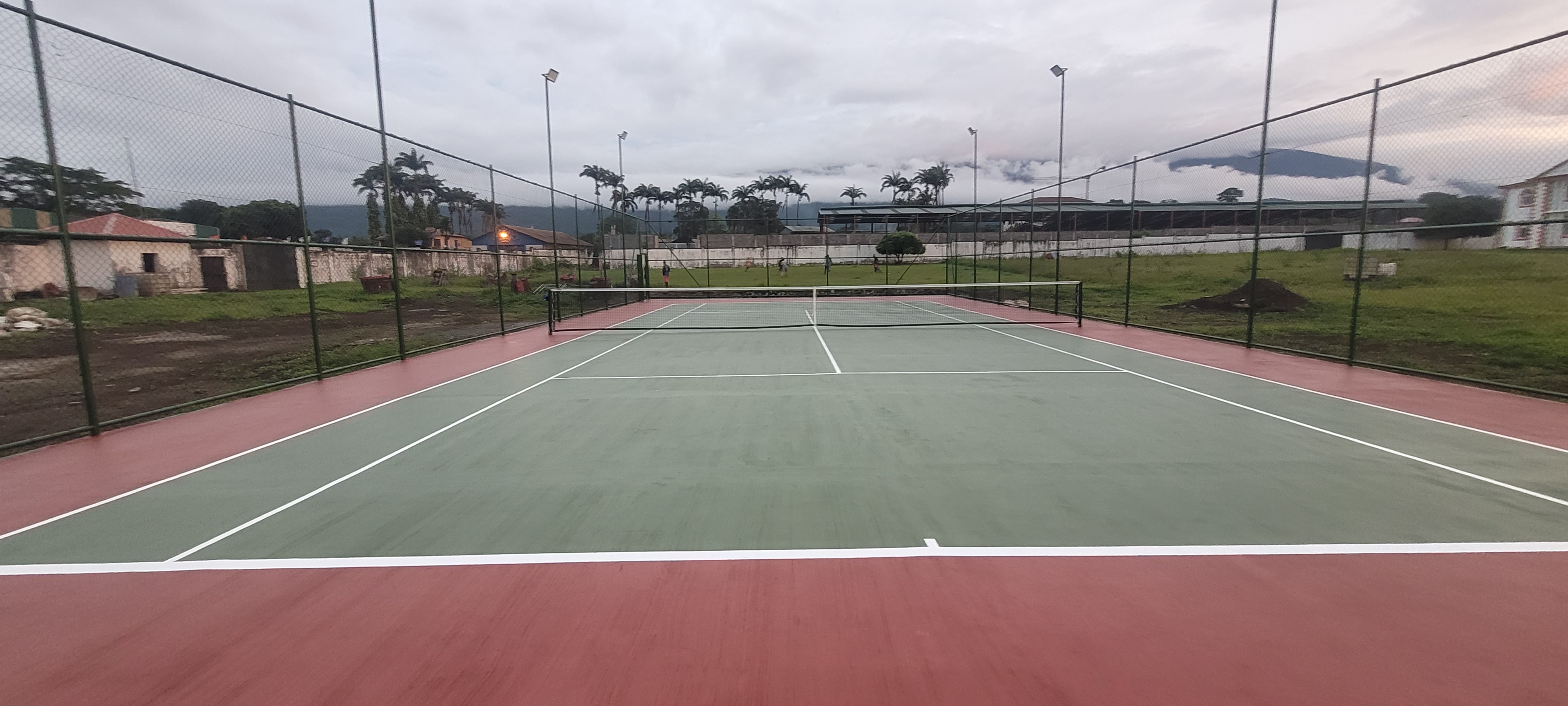 Construcción de una cancha de tenis